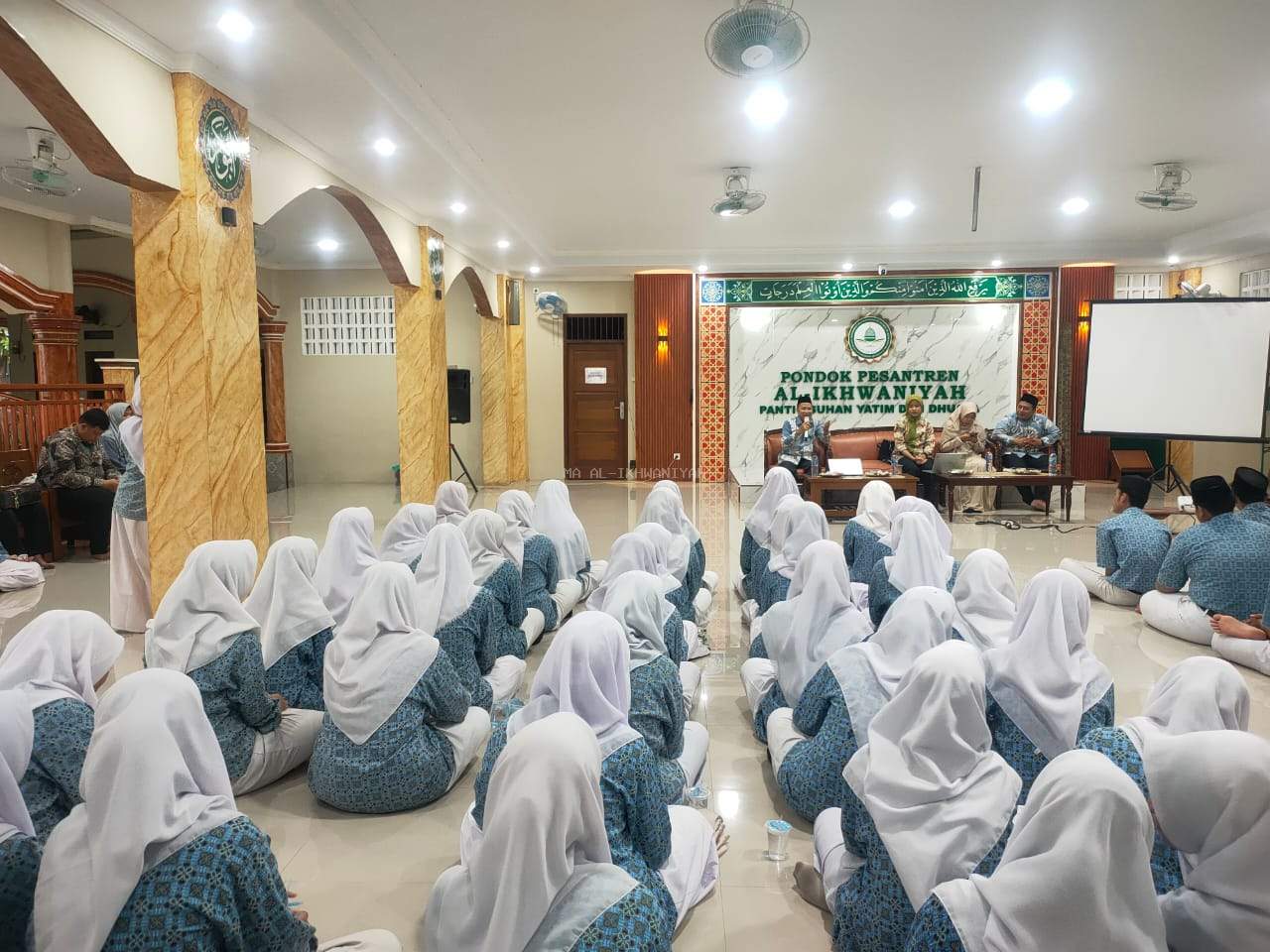 Dua Horizon, Satu Muara Pengabdian. MA Al-Ikhwaniyah Hadirkan Panggung Inspirasi Lintas Benua dan Profesi